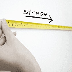 Das Bild zeigt eine Hand die ein abfallendes Maßband hält, dass eine Reduktion von Stress suggeriert.